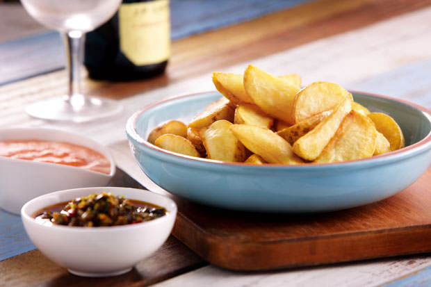 Batata Rústica com Molho Chimichurri e Molho de Pimentão Assado