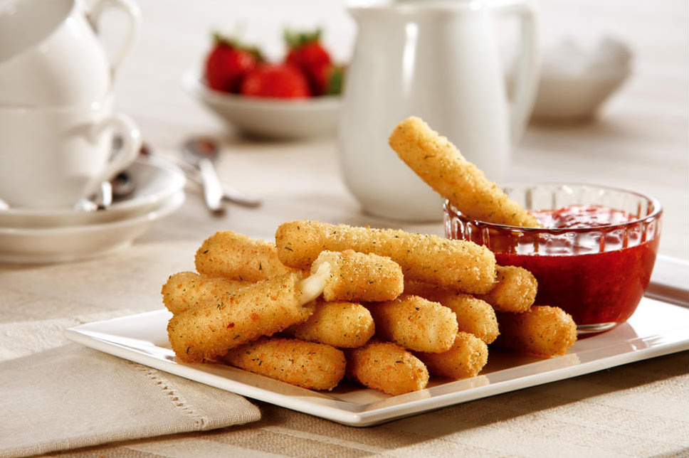 Mozzarella Sticks servidos com Geléia Caseira de Morango