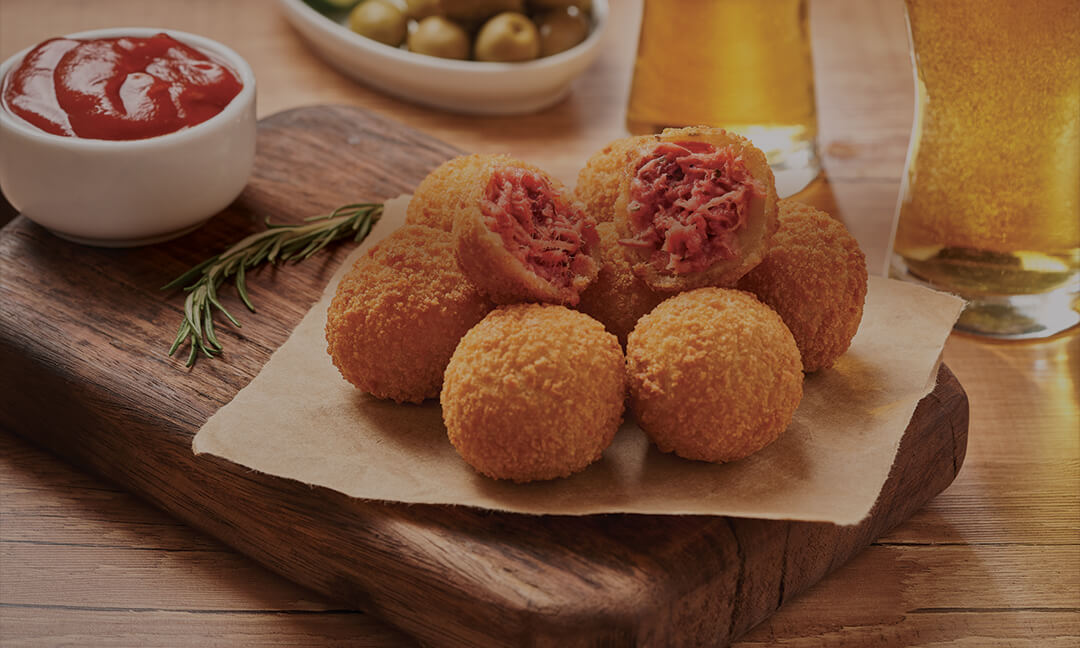 Bolinho de mandioca com carne curada